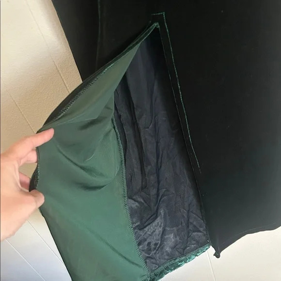 Beautiful vintage velvet emerald green dress with floral burnout pattern. - Picture 10 of 11